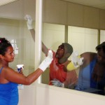 Alunos do curso de Agente de Limpeza têm aula prática no Centro Administrativo da PMA  - Fotos: Wellington Barreto