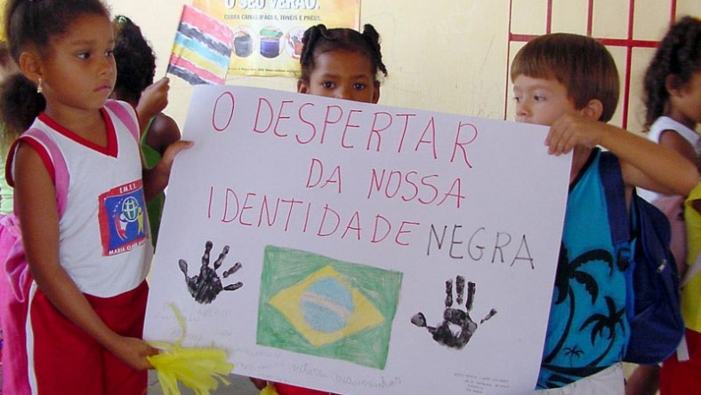 Alunos da escola Maria Clara Machado participam de marcha pela consciência negra