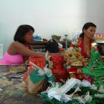 Emsurb transforma material reciclável em enfeites de Natal - Peças também decoram sede da empresa