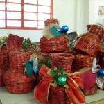 Emsurb transforma material reciclável em enfeites de Natal - Peças também decoram sede da empresa
