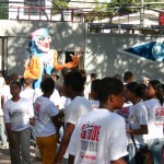 Escolas municipais participam de caminhada em comemoração ao dia mundial de luta contra a Aids e o Racismo - Fotos: Ascom/Semed