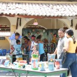 Alunos do projeto Laborart expõem produtos de artesanato no Mercado Municipal  - Fotos: Walter Martins