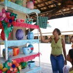Alunos do projeto Laborart expõem produtos de artesanato no Mercado Municipal  - Fotos: Walter Martins