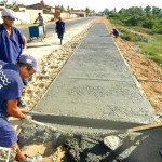 Calçadão e 47 novas moradias estão em execução na avenida Perimetral da Coroa do Meio - Fotos: Silvio Rocha