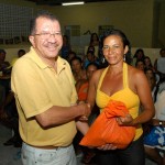 Prefeitura entrega certificados e uniformes de trabalho para barraqueiros da Atalaia - Fotos: Silvio Rocha