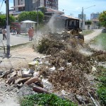 Lixeiras clandestinas prejudicam serviço de limpeza da cidade - Na Luzia: lixo e caixa coletora ao fundo