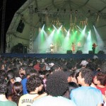 Pato Fu e Plástico Lunar agitam a multidão na areia da Atalaia - Fotos: Márcio Garcez