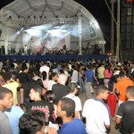Pato Fu e Plástico Lunar agitam a multidão na areia da Atalaia - Fotos: Márcio Garcez