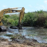 Emsurb prossegue com a limpeza mecanizada de canais - Serviço amplia a vazão do canal