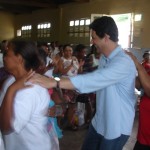 Secretário Municipal de saúde participou da entrega de camisas do bloco dos idosos para usuários da unidade de saúde Francisco Fonseca - Ascom/SMS