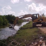 Emsurb inicia limpeza mecanizada de canais no conjunto Santa Lúcia - Canal do Santa Lúcia passa por serviço de limpeza