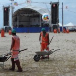 Projeto Verão conta com a participação da Emsurb - Garis executam limpeza após os shows