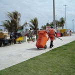 Projeto Verão conta com a participação da Emsurb - Garis executam limpeza após os shows