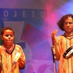Meninos do Recriando Caminhos encantam platéia na última noite do Projeto Verão - Fotos: Márcio Dantas