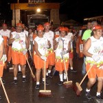 Bloco da Limpeza trabalha na Passarela da Alegria ao som do frevo - Fotos: Wellington Barreto