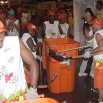 Bloco da Limpeza trabalha na Passarela da Alegria ao som do frevo - Fotos: Wellington Barreto