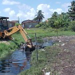 Canal do conjunto D. Pedro I passa por serviço de limpeza mecanizada - Canais da Santa Gleide...