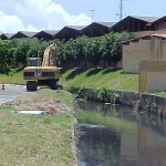 Canal do conjunto D. Pedro I passa por serviço de limpeza mecanizada - Canais da Santa Gleide...