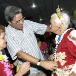 Em clima de muita alegria e animação idosos participam do baile de carnaval  - Fotos: Márcio Dantas