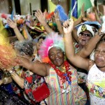 Em clima de muita alegria e animação idosos participam do baile de carnaval  - Fotos: Márcio Dantas