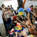 Em clima de muita alegria e animação idosos participam do baile de carnaval  - Fotos: Márcio Dantas