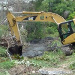 Canais e córregos de difícil acesso também são limpos pela Emsurb - Desobstrução do canal...