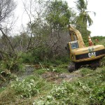 Canais e córregos de difícil acesso também são limpos pela Emsurb - Desobstrução do canal...