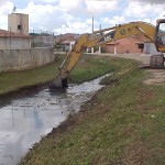 Prefeitura de Aracaju conclui limpeza do canal do bairro São Carlos - limpeza mecanizada no canal