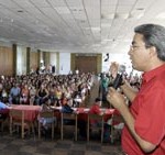 Beneficiários do Bolsa Família comemoram a entrega dos novos cartões - Fotos: Márcio Garcez