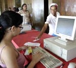 Beneficiários do Bolsa Família comemoram a entrega dos novos cartões - Fotos: Márcio Garcez