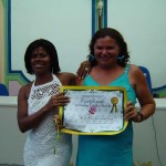 Agente de limpeza da PMA é homenageada pela Conam - Bernadete Mendonça (à direita)