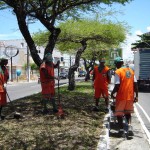 Equipes de limpeza da Emsurb executam ações intensificadas para o aniversário da capital - Agentes de limpeza trabalham na limpeza da cidade