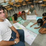 Estudantes do bairro Coroa do Meio aprofundam o conhecimento sobre o manguezal - Fotos: Silvio Rocha