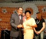 Assistente social da Semasc se destaca entre as mulheres homenageadas com Troféu Núbia Marques - Graça Oliveira recebe troféu de Marcelo Déda