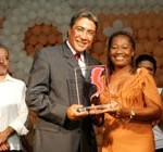Assistente social da Semasc se destaca entre as mulheres homenageadas com Troféu Núbia Marques - Graça Oliveira recebe troféu de Marcelo Déda