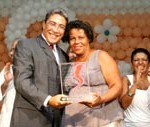 Assistente social da Semasc se destaca entre as mulheres homenageadas com Troféu Núbia Marques - Graça Oliveira recebe troféu de Marcelo Déda