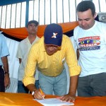 Prefeito participa de assinaturas de contratos para reinstalação da CEF e construção de casas em N. Sra da Glória - Fotos: Márcio Dantas