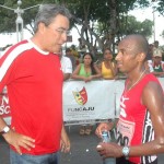 Sergipano vencedor da Corrida Cidade de Aracaju foi elogiado pelo prefeito Marcelo Déda  - Fotos: Silvio Rocha