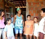 Prefeitura transfere famílias para casas construídas no bairro Santos Dumont - Fotos: Wellington Barreto