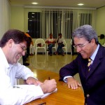 Prefeito participa do lançamento do livro escrito pelo exvereador Antônio Samarone - Fotos: Márcio Dantas