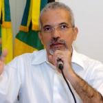 Prefeito concede coletiva para esclarecer apreensão de panfletos e contratações de shows - Fotos: Márcio Dantas