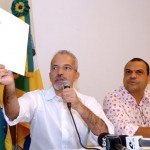 Prefeito concede coletiva para esclarecer apreensão de panfletos e contratações de shows - Fotos: Márcio Dantas