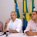 Prefeito concede coletiva para esclarecer apreensão de panfletos e contratações de shows - Fotos: Márcio Dantas