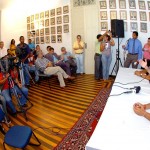 Prefeito concede coletiva para esclarecer apreensão de panfletos e contratações de shows - Fotos: Márcio Dantas