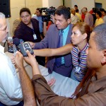 Prefeito concede coletiva para esclarecer apreensão de panfletos e contratações de shows - Fotos: Márcio Dantas
