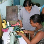 Mulheres do bairro São Carlos aprendem a cortar e costurar roupas em malha - Fotos: Márcio Garcez
