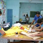 Mulheres do bairro São Carlos aprendem a cortar e costurar roupas em malha - Fotos: Márcio Garcez