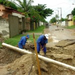 Emurb faz limpeza da rede de drenagem em ruas da Atalaia - Fotos: Ascom/Emurb
