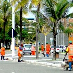 Aracaju sempre limpa: serviço de limpeza presente também nas praias - Fotos: Wellington Barreto