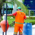 Aracaju sempre limpa: serviço de limpeza presente também nas praias - Fotos: Wellington Barreto